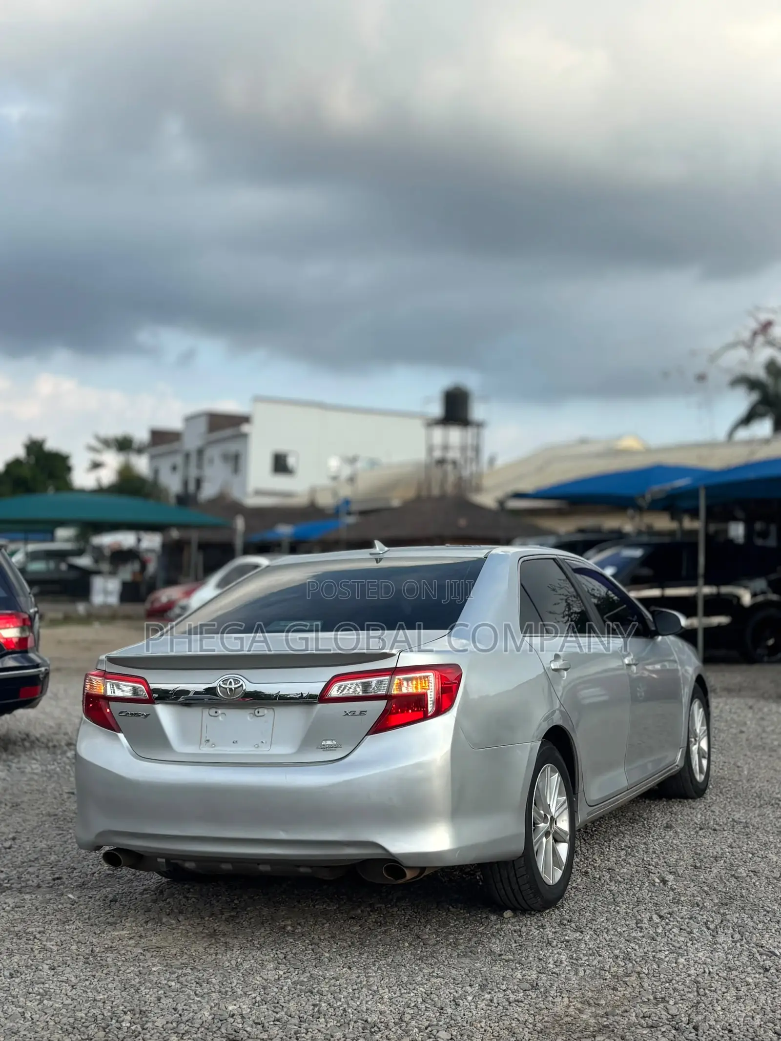 Toyota Camry XLE V6 4dr Sedan (3.5L 6cyl 6A) 2013 Silver
