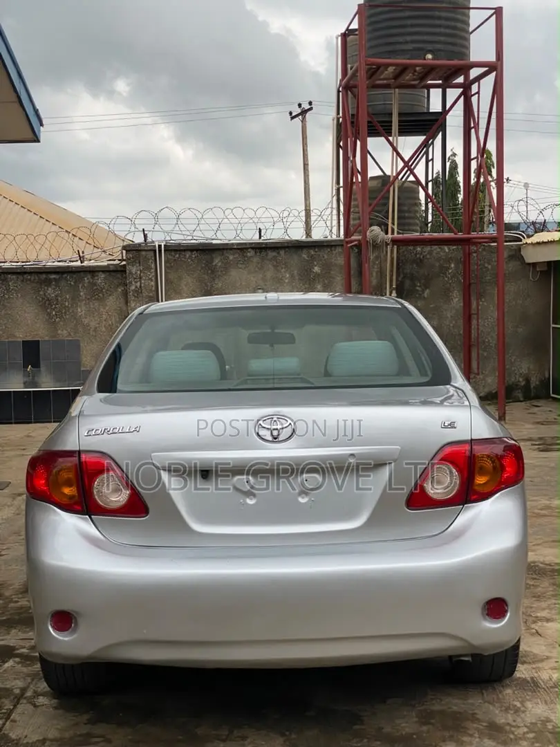 Toyota Corolla LE 4dr Sedan (1.8L 4cyl 4A) 2010 Silver