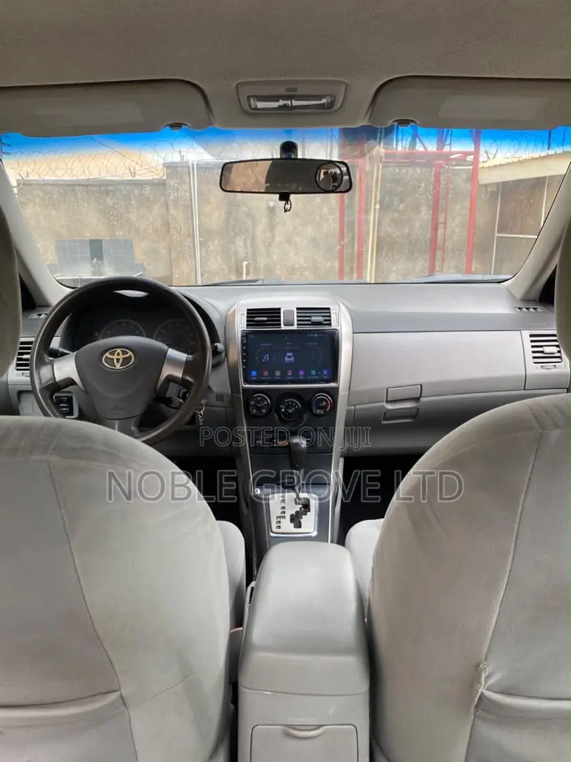 Toyota Corolla LE 4dr Sedan (1.8L 4cyl 4A) 2010 Silver