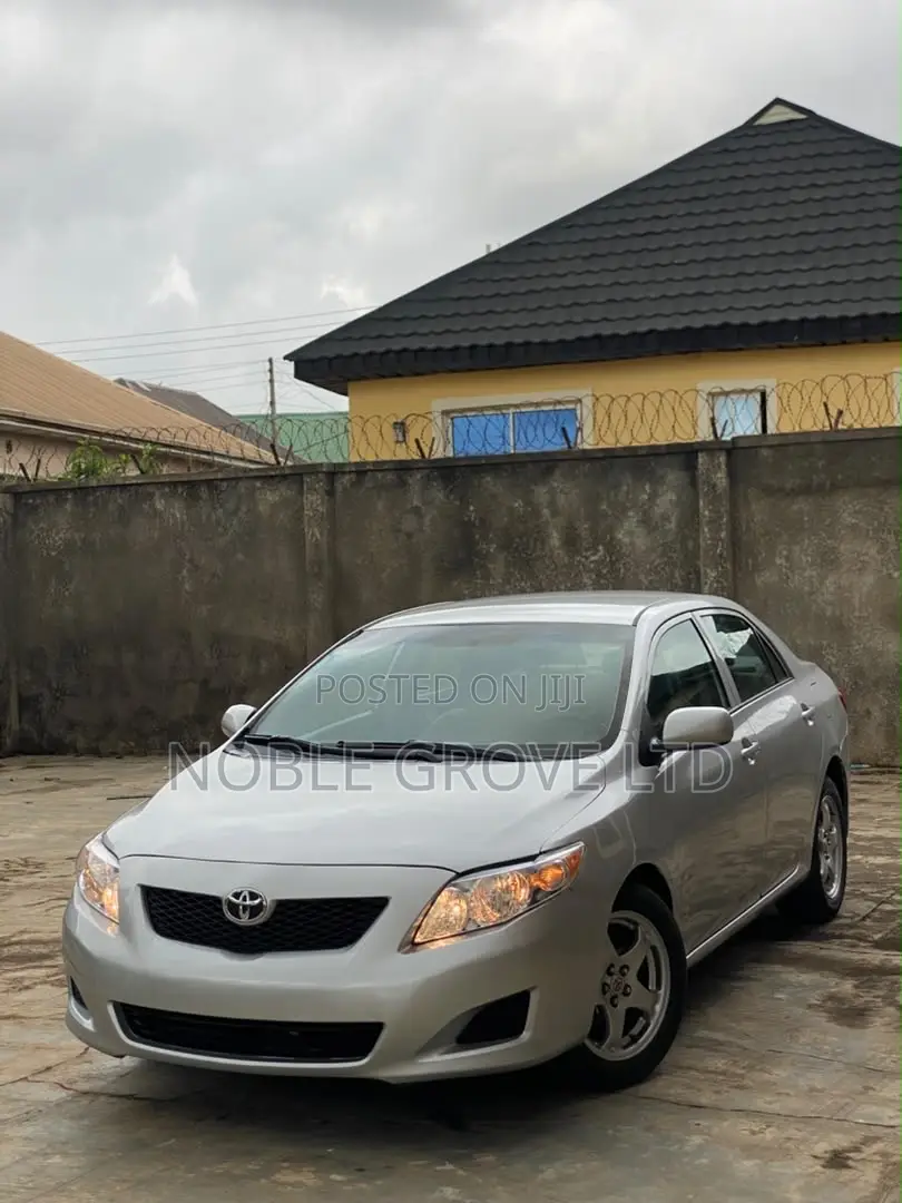 Toyota Corolla LE 4dr Sedan (1.8L 4cyl 4A) 2010 Silver