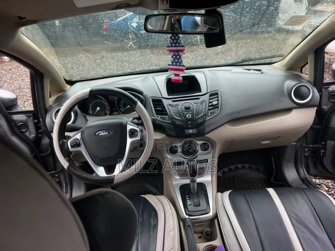 Ford Fiesta SE 4dr Sedan (1.6L 4cyl 5M) 2014 Gray