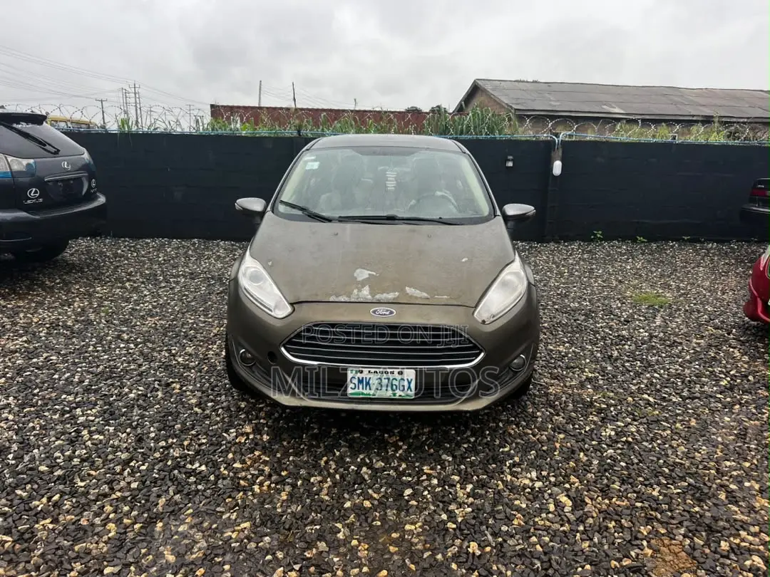 Ford Fiesta SE 4dr Sedan (1.6L 4cyl 5M) 2014 Gray
