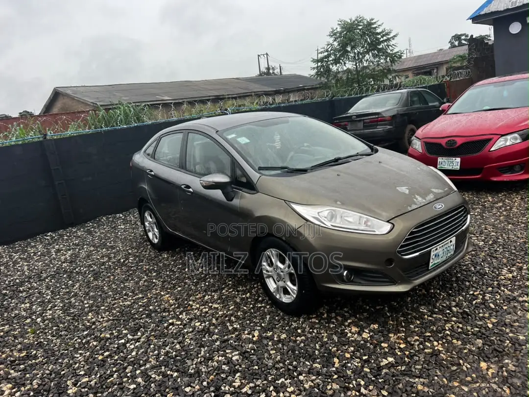 Ford Fiesta SE 4dr Sedan (1.6L 4cyl 5M) 2014 Gray