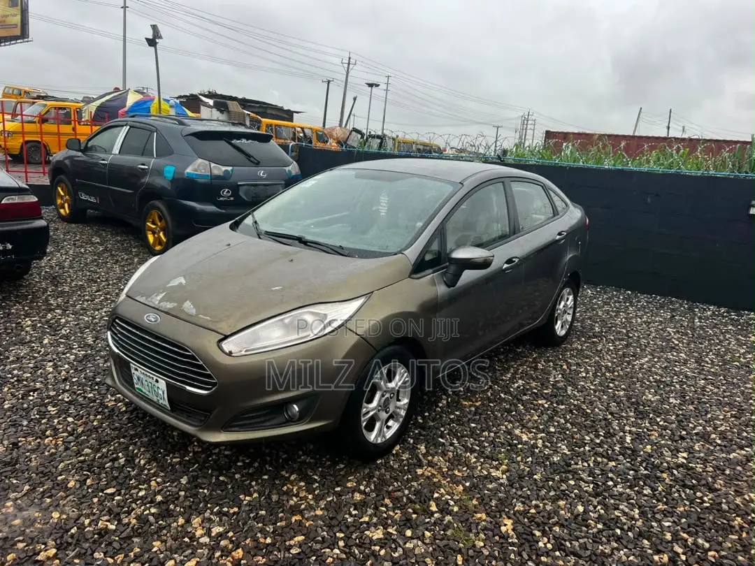 Ford Fiesta SE 4dr Sedan (1.6L 4cyl 5M) 2014 Gray
