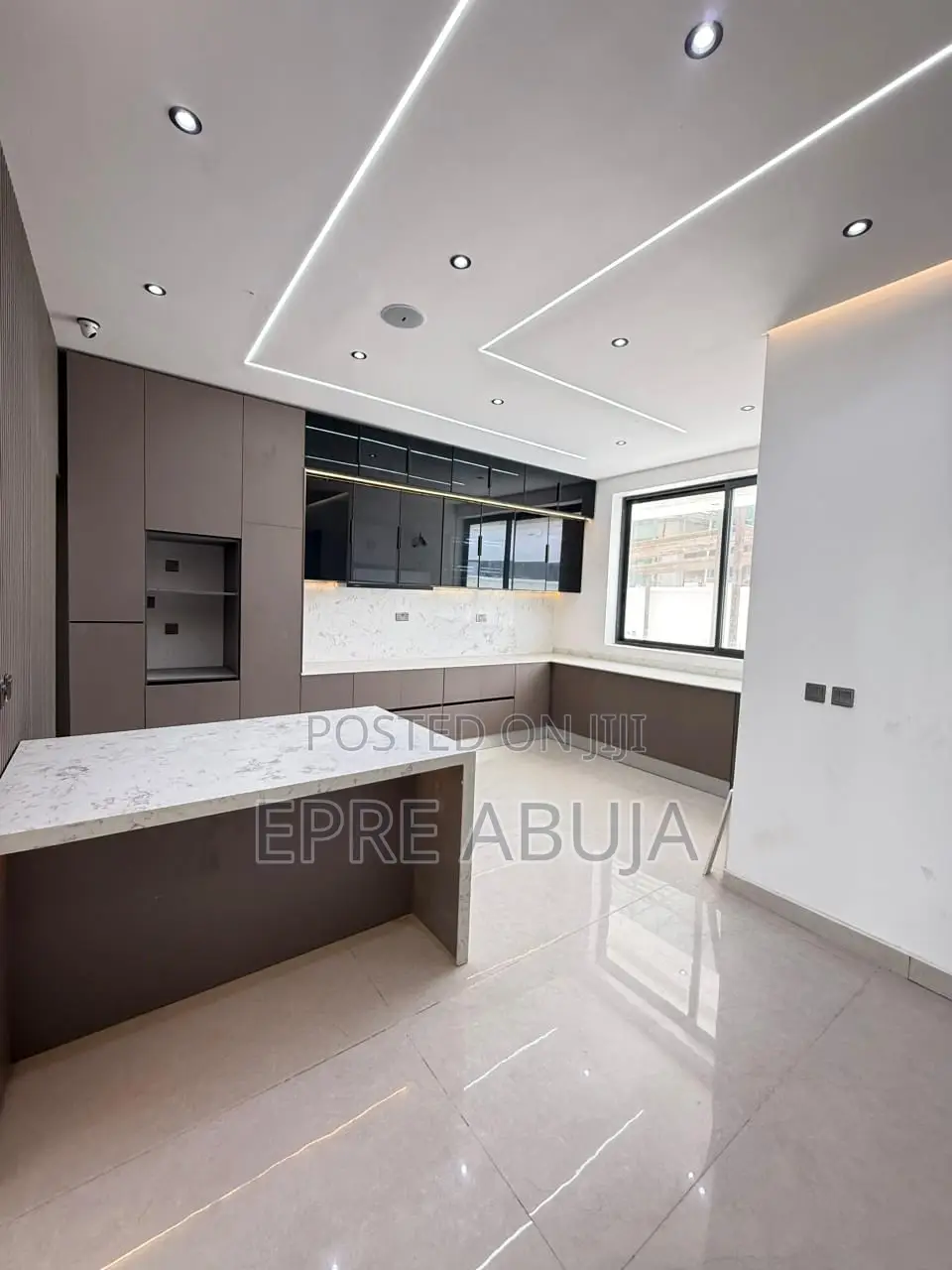 6bdrm Villa in Lekki Phase 1 for sale