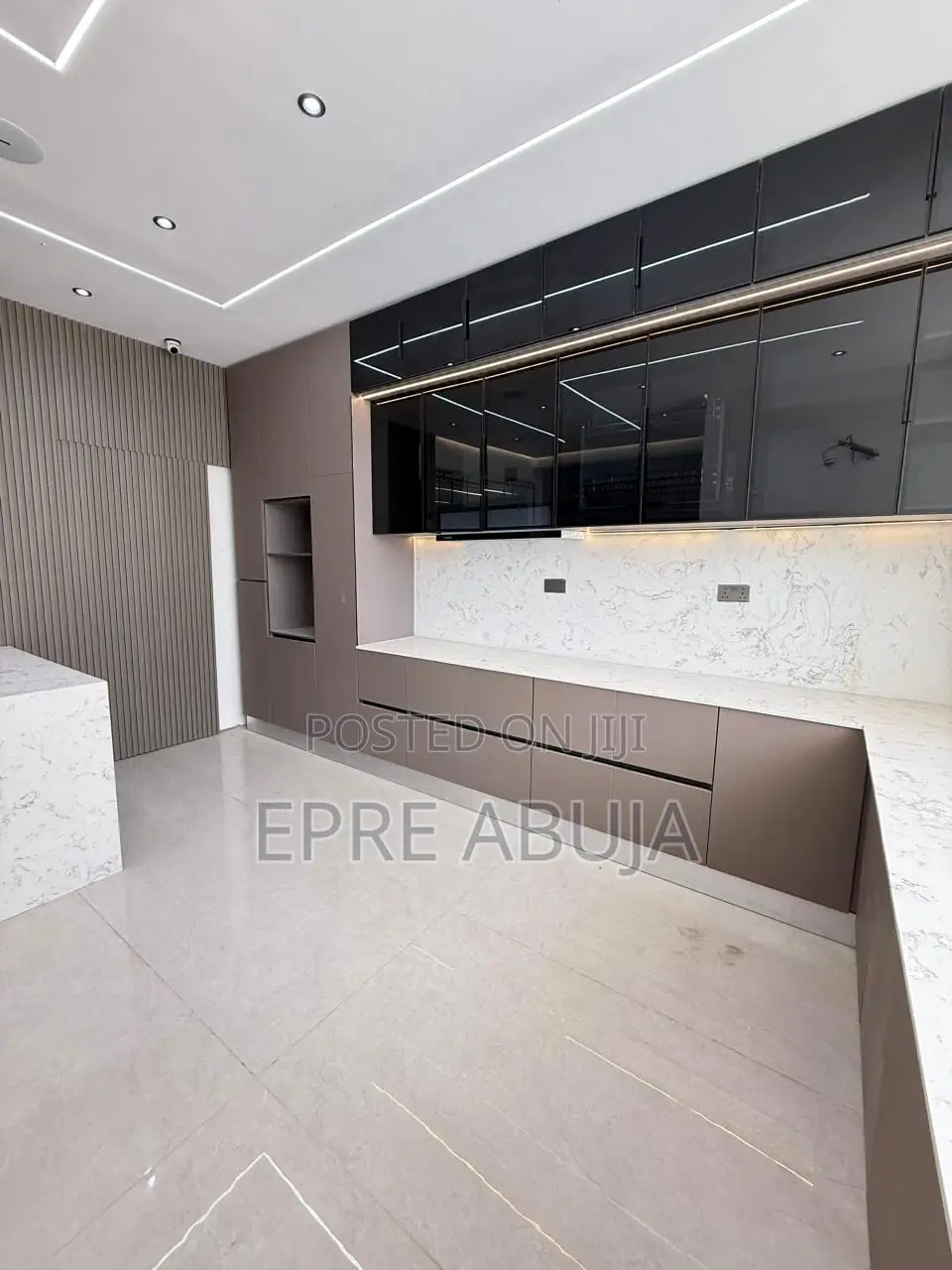 6bdrm Villa in Lekki Phase 1 for sale