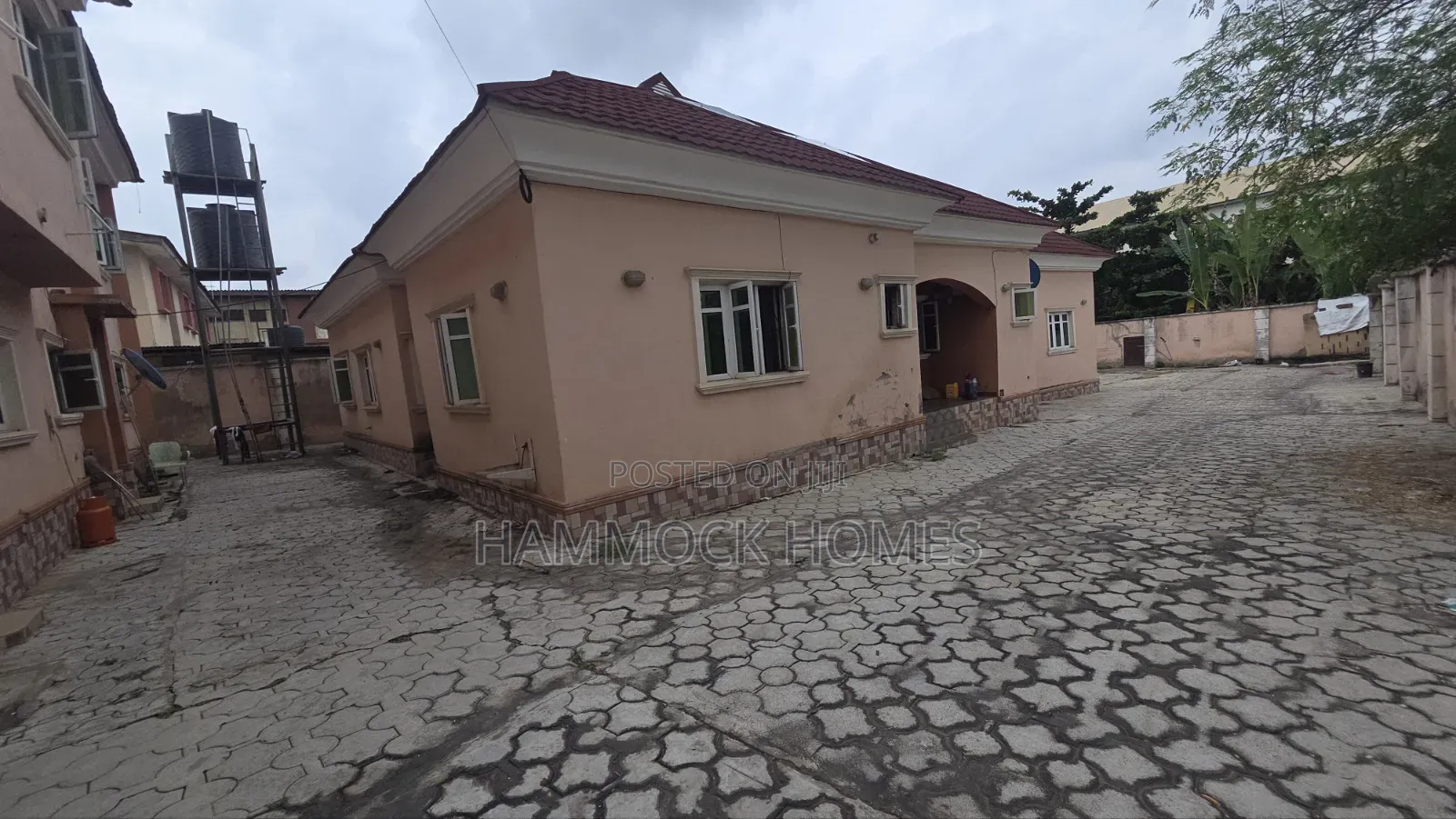 13bdrm Block of Flats in Old Bodija Estate for sale