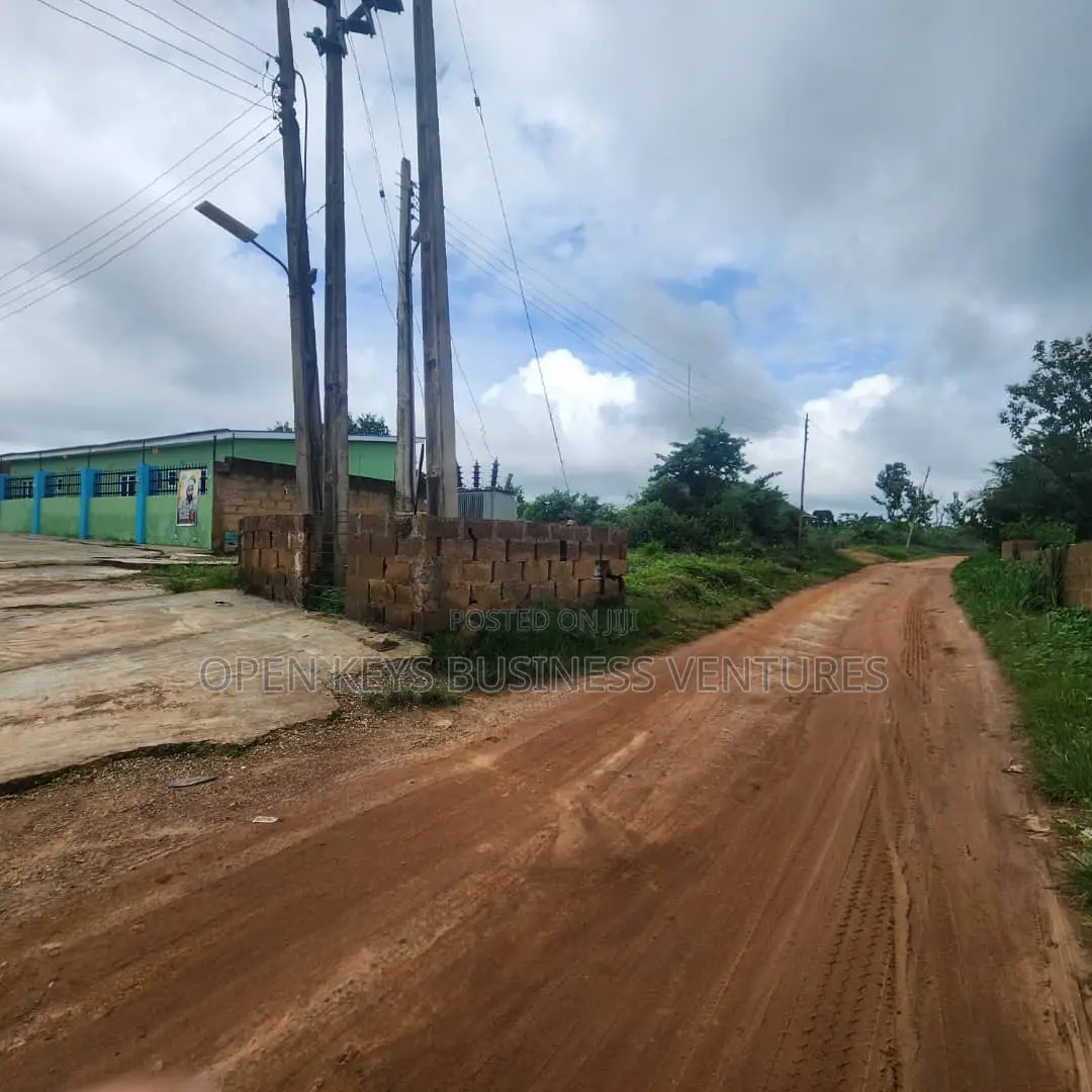 4 Plots of Land in a Nice Area