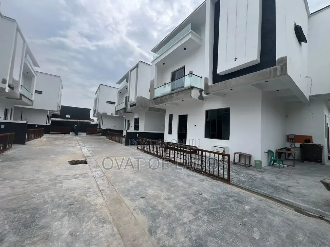 4bdrm Duplex in Jakande for sale
