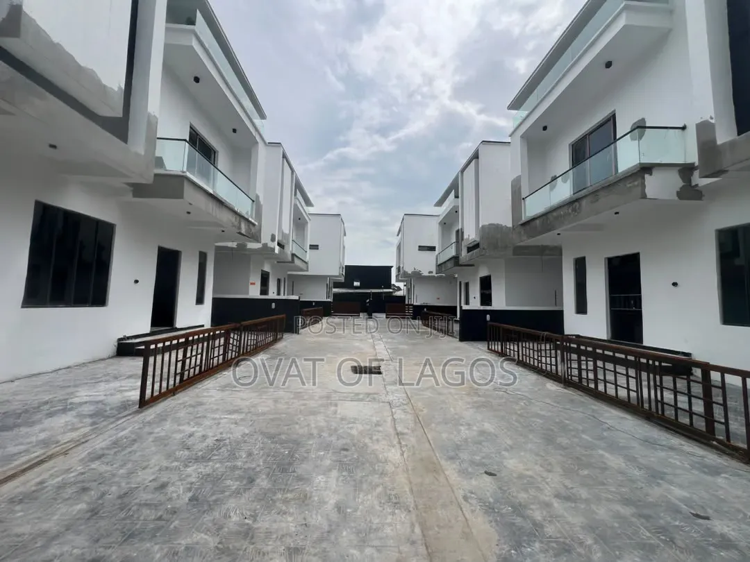 4bdrm Duplex in Jakande for sale