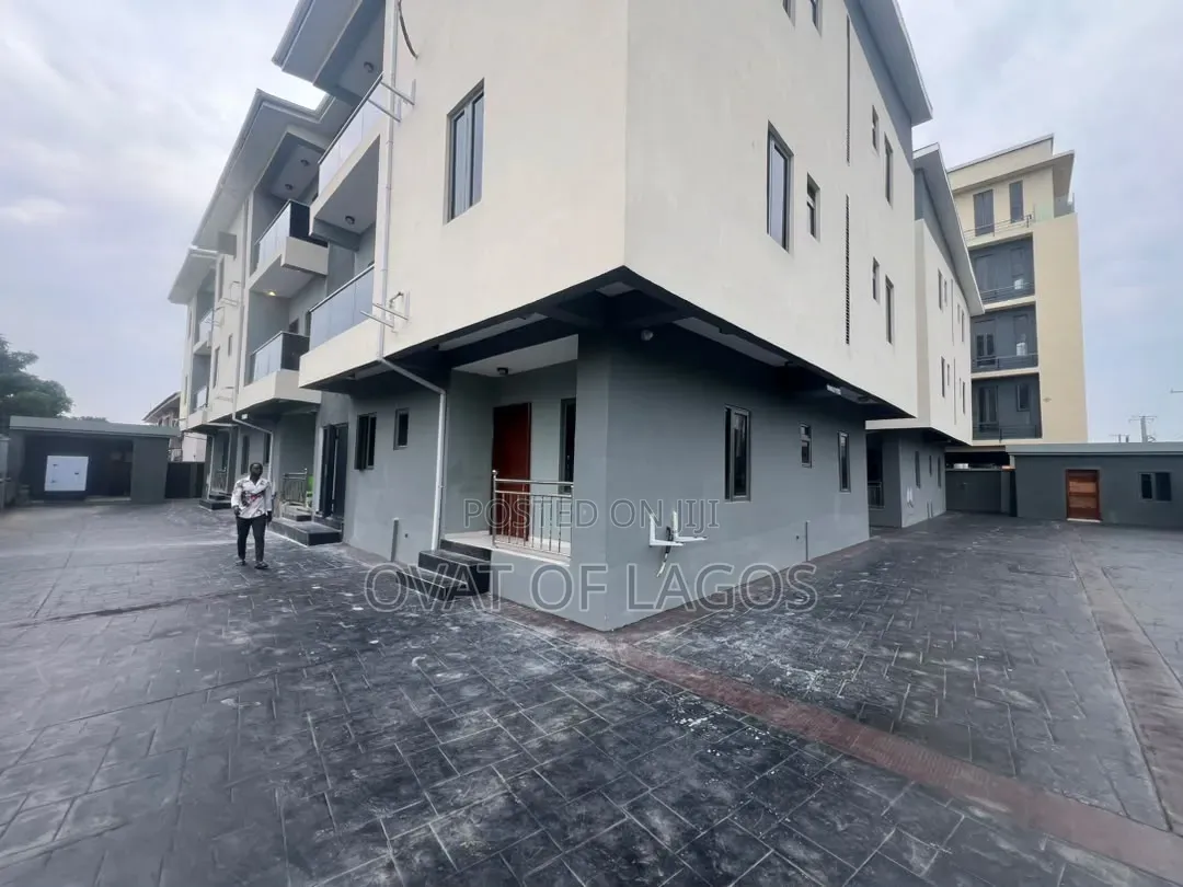 2bdrm Apartment in Lekki Phase 1 for rent