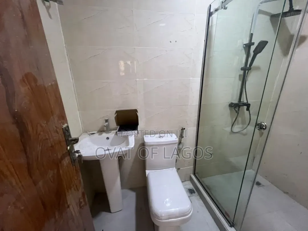 2bdrm Apartment in Lekki Phase 1 for rent