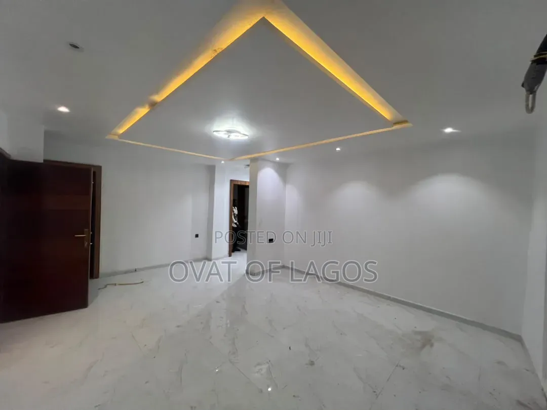2bdrm Apartment in Lekki Phase 1 for rent