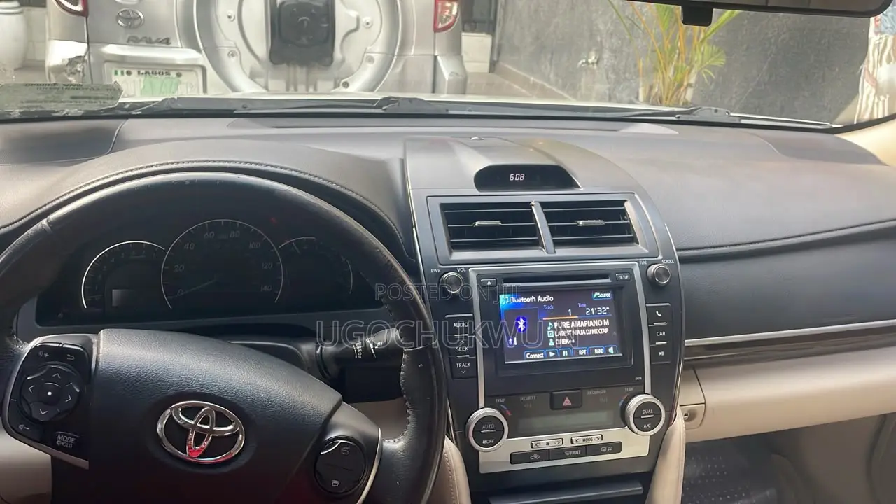 Toyota Camry XLE 4dr Sedan (2.5L 4cyl 6A) 2012 Gold