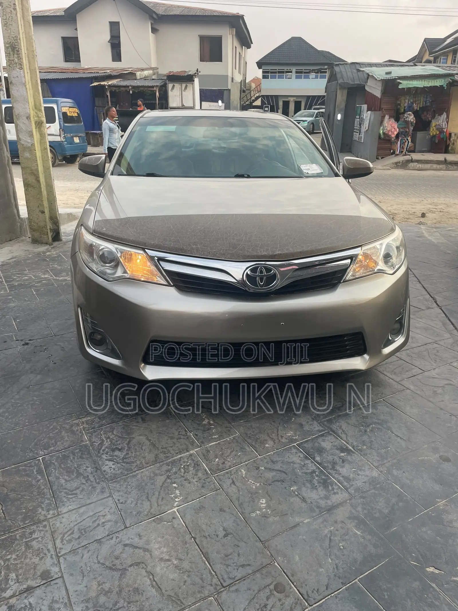 Toyota Camry XLE 4dr Sedan (2.5L 4cyl 6A) 2012 Gold