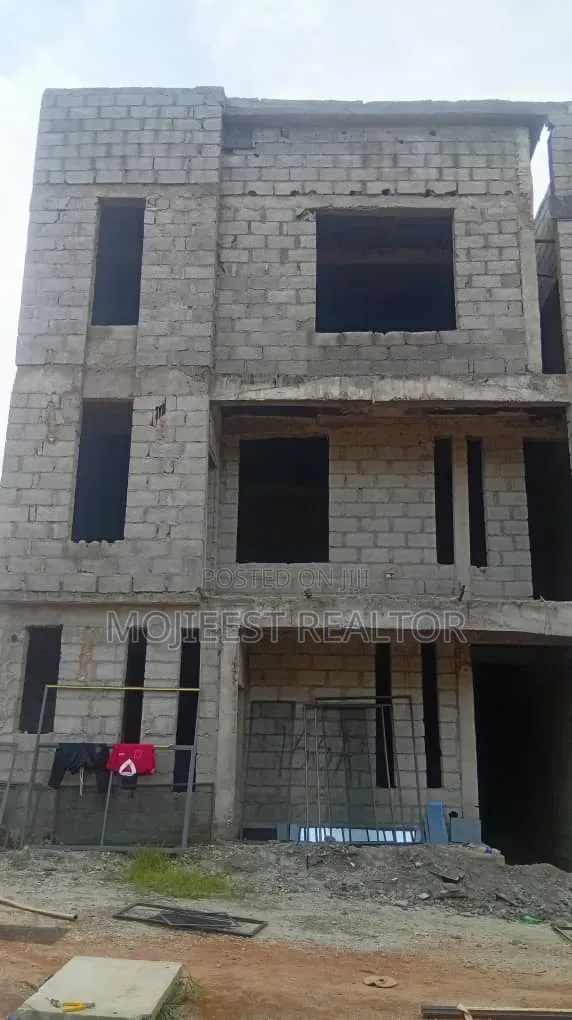 4bdrm Duplex in Back Of Von, Lugbe District for sale