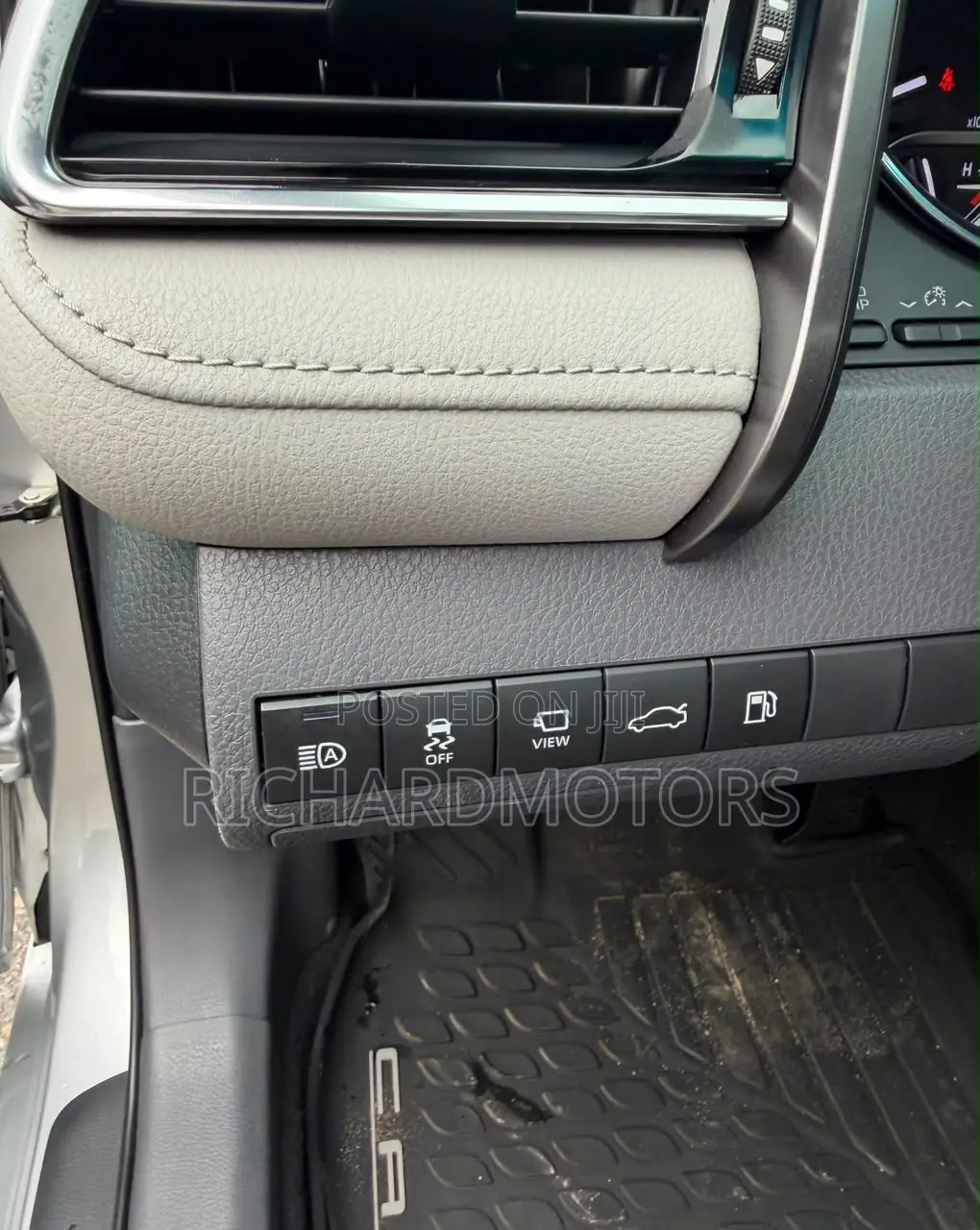 Toyota Camry XLE V6 (3.5L V6 8A) 2019 Gray