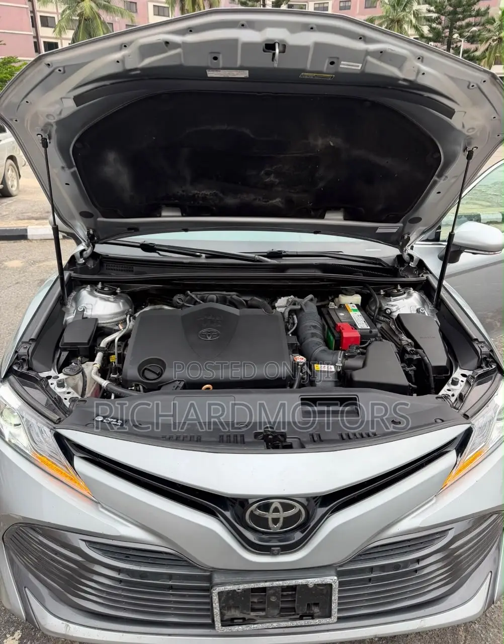 Toyota Camry XLE V6 (3.5L V6 8A) 2019 Gray