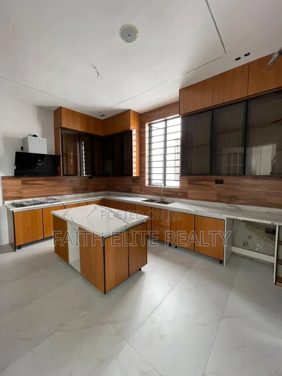 5bdrm House in Chevron for sale