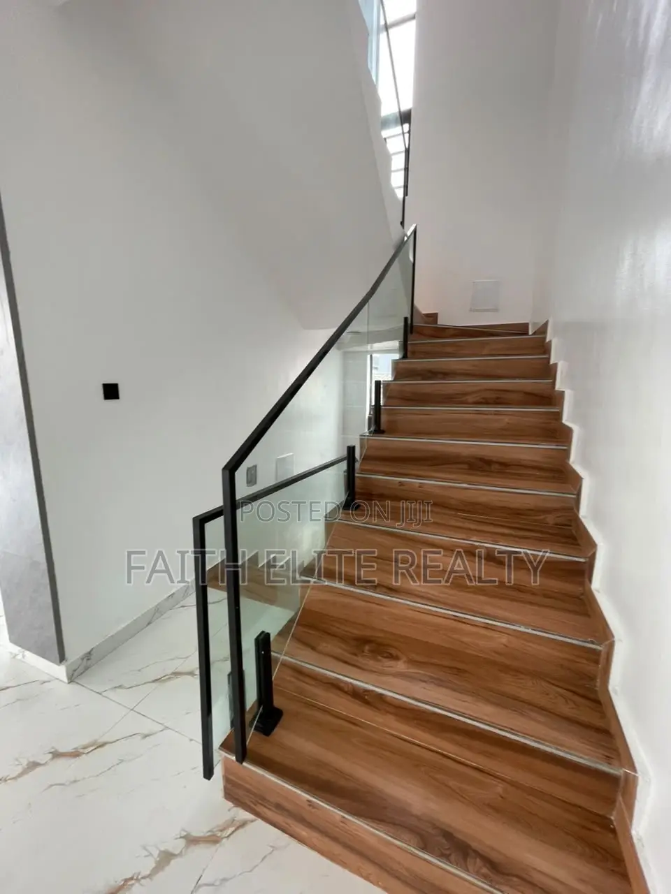5bdrm House in Chevron for sale