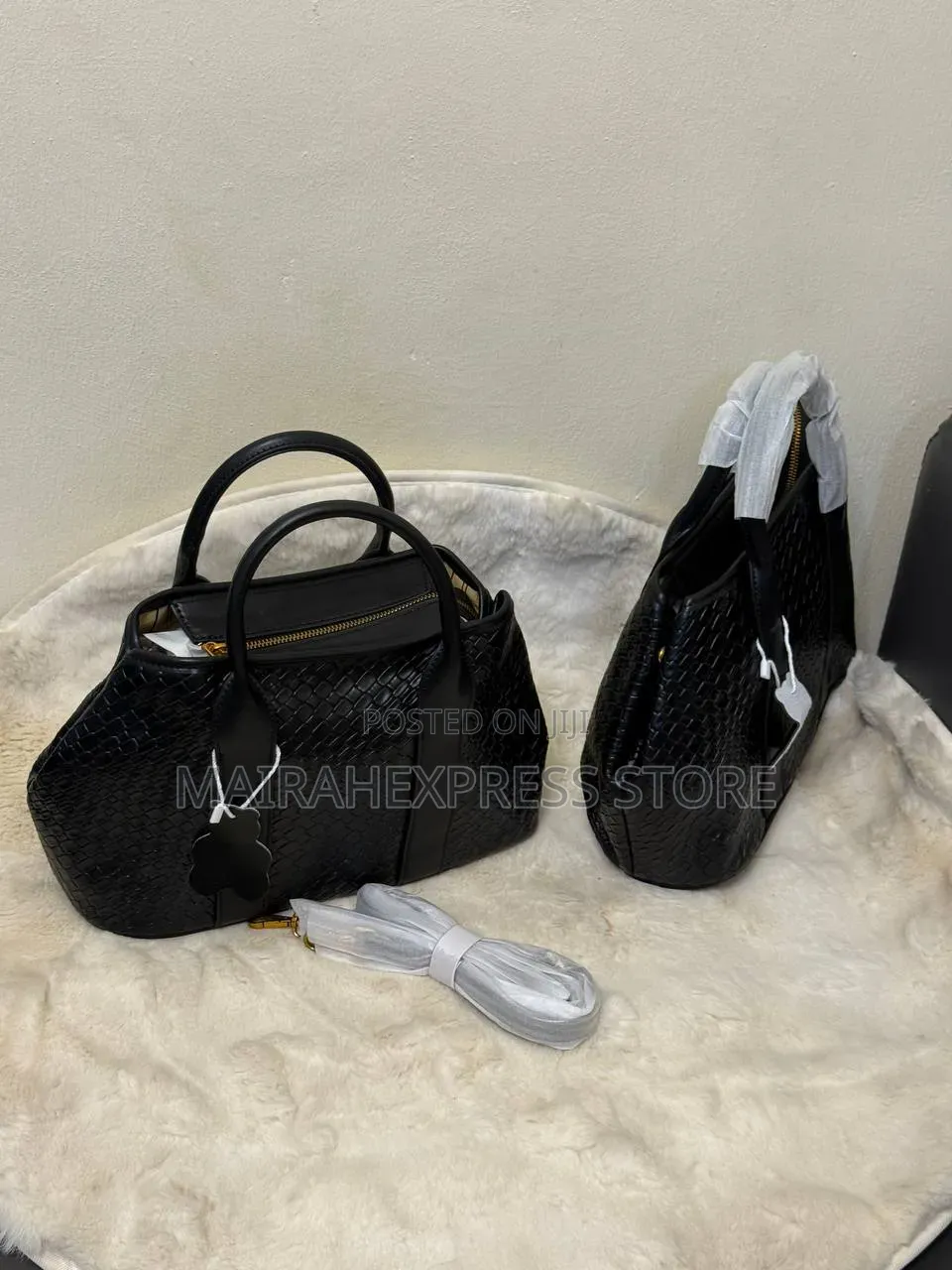 Signature Croc Textured Ladies’ Handbag — Model
687