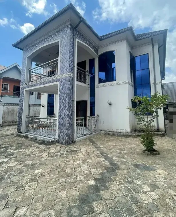 5bdrm Duplex in Gated Estate for sale