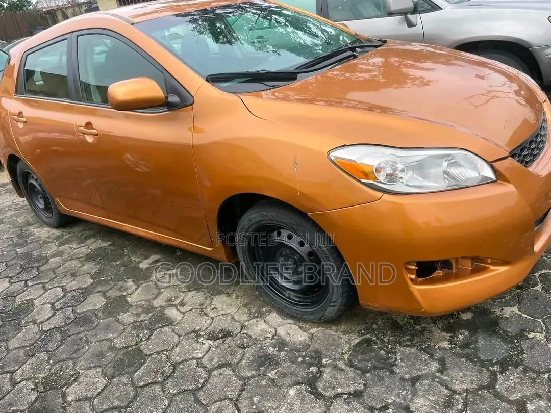 Toyota Matrix S Hatchback AWD (2.4L 4cyl 4A) 2010 Orange