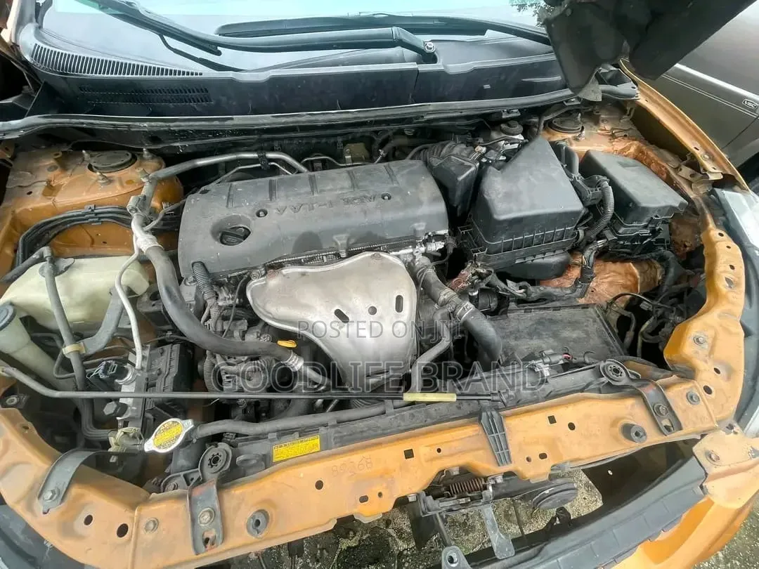 Toyota Matrix S Hatchback AWD (2.4L 4cyl 4A) 2010 Orange
