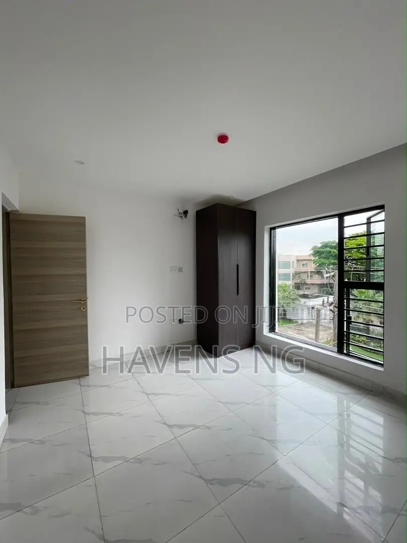 3bdrm Apartment in Lekki Phase 1 for sale