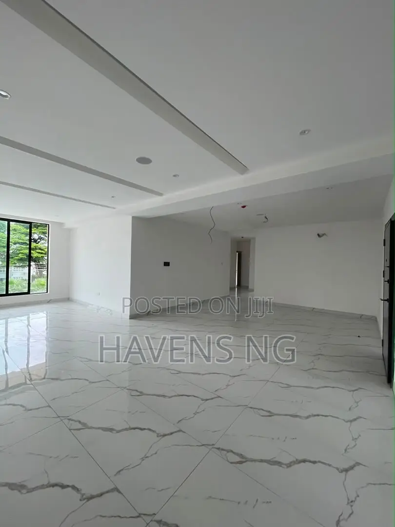 3bdrm Apartment in Lekki Phase 1 for sale