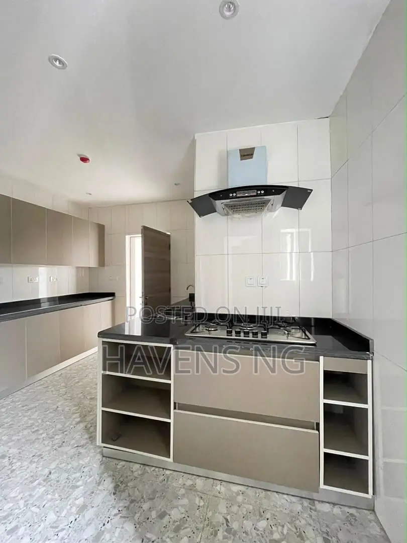 3bdrm Apartment in Lekki Phase 1 for sale