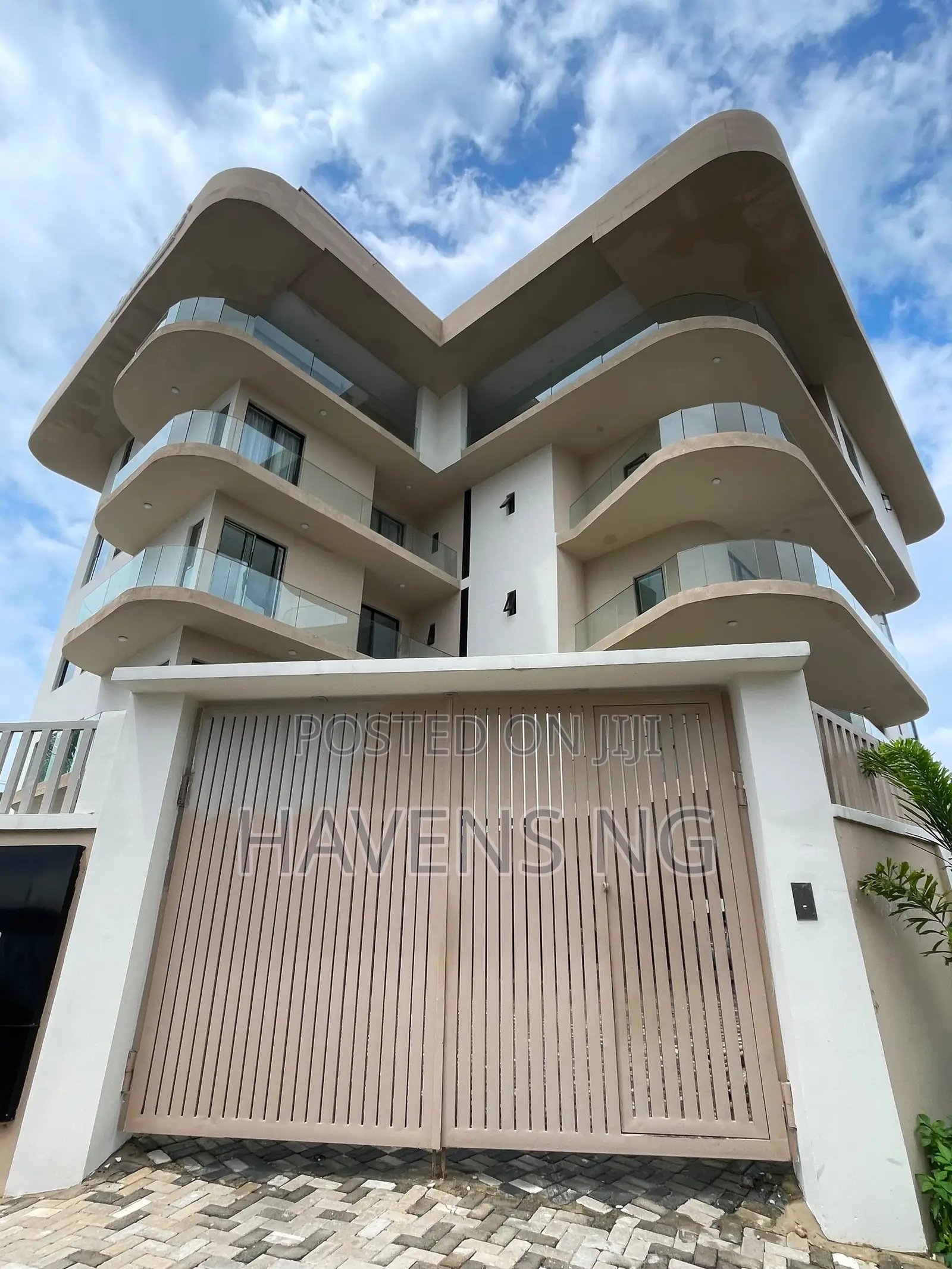 3bdrm Apartment in Lekki Phase 1 for sale