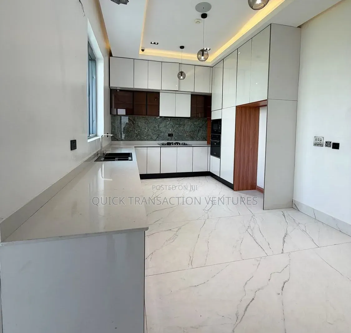 5bdrm Duplex in Cowrie Creek Estate, Ikate for sale