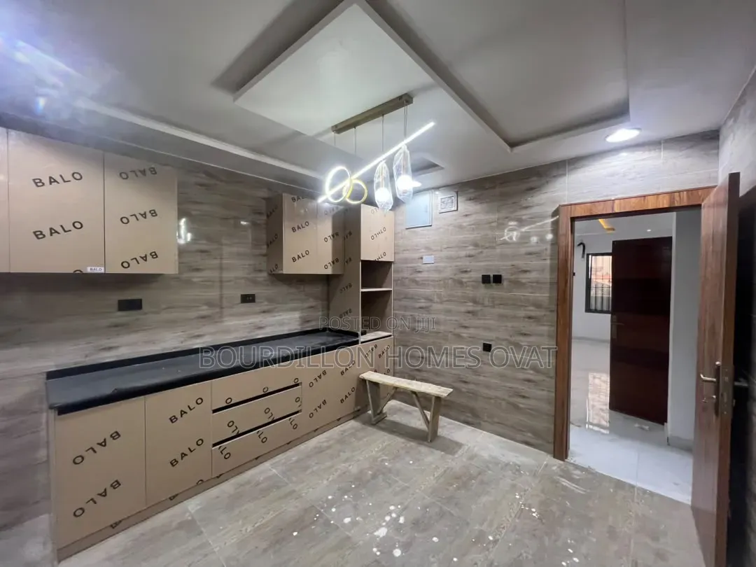 2bdrm Apartment in Lekki Phase 1 for rent