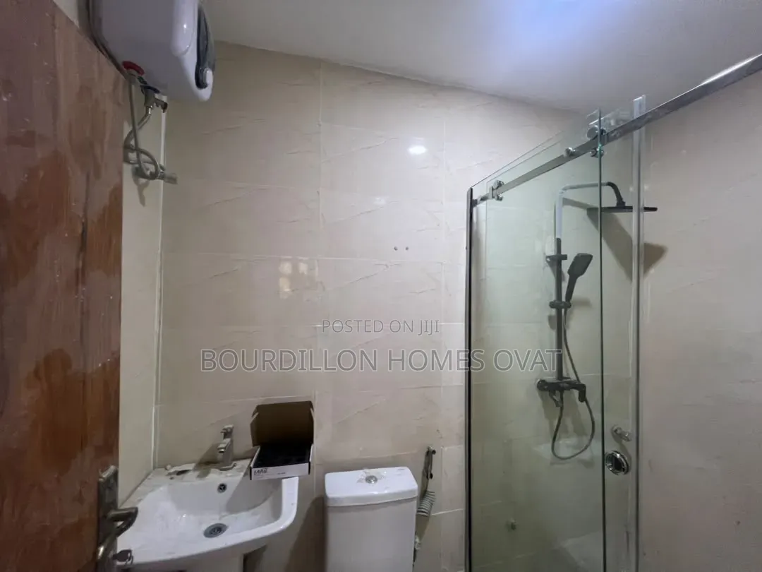 2bdrm Apartment in Lekki Phase 1 for rent