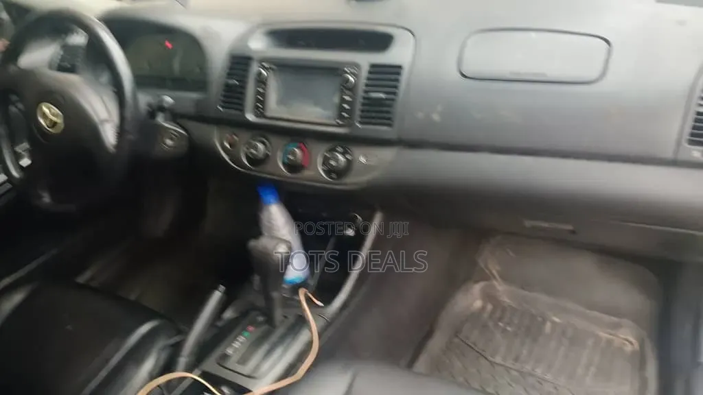 Toyota Camry LE V6 4dr Sedan (3.0L 6cyl 5A) 2004 Gold