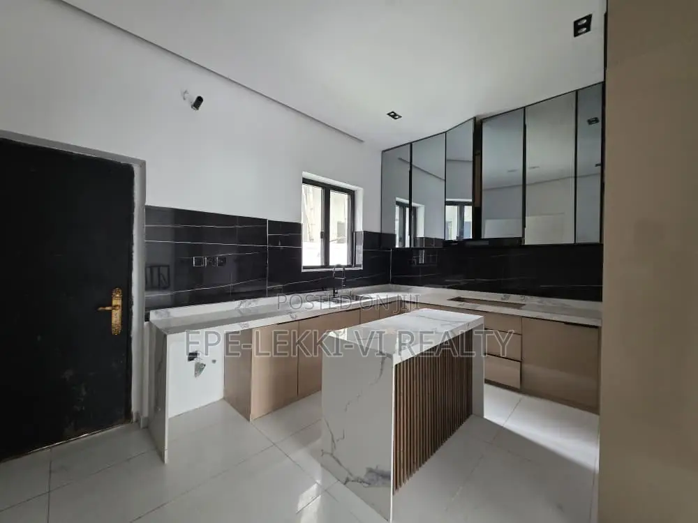 5bdrm Duplex in Lekki for rent