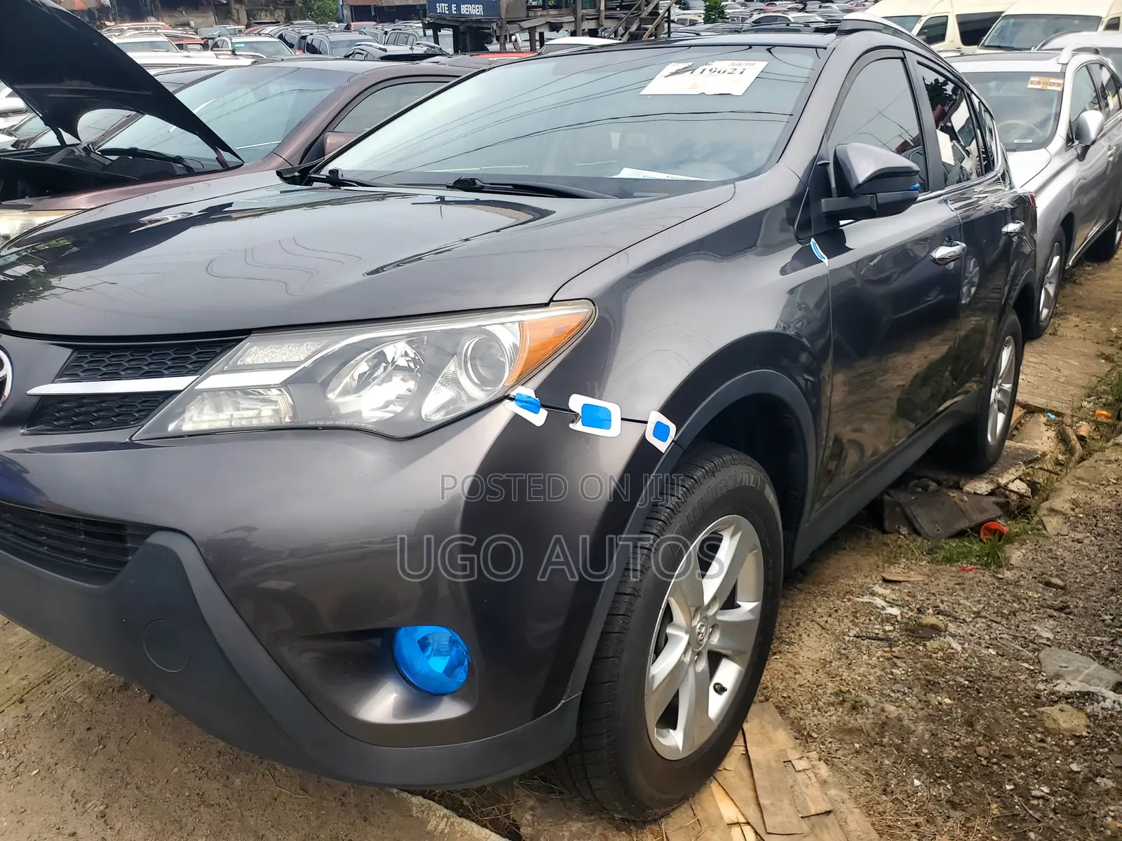 Toyota RAV4 XLE AWD (2.5L 4cyl 6A) 2013
