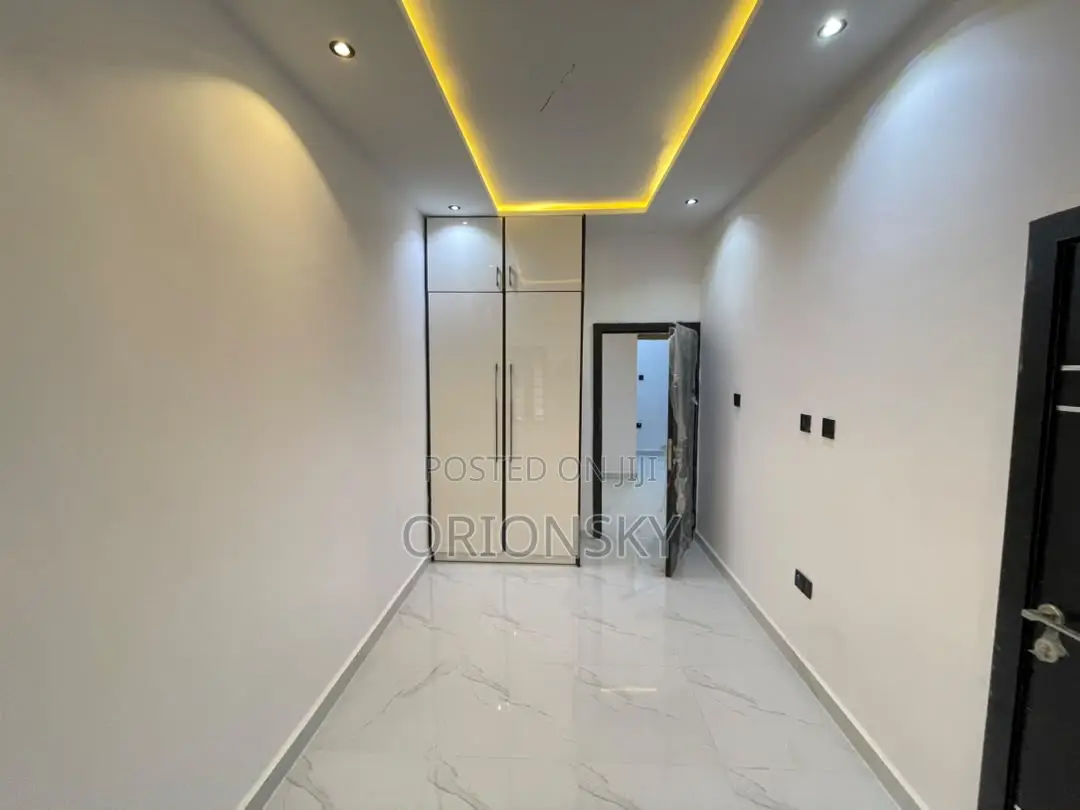 3bdrm Apartment in Aguda / Surulere for sale