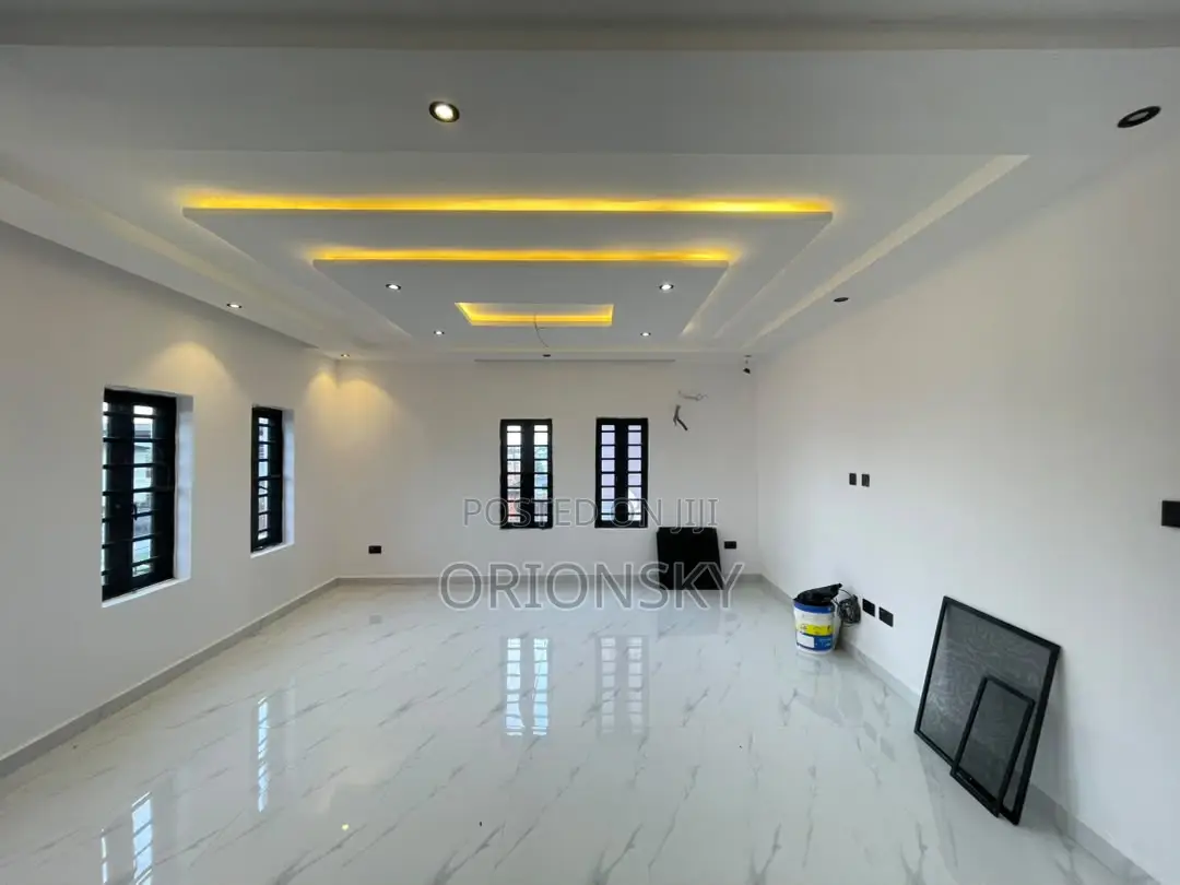 3bdrm Apartment in Aguda / Surulere for sale