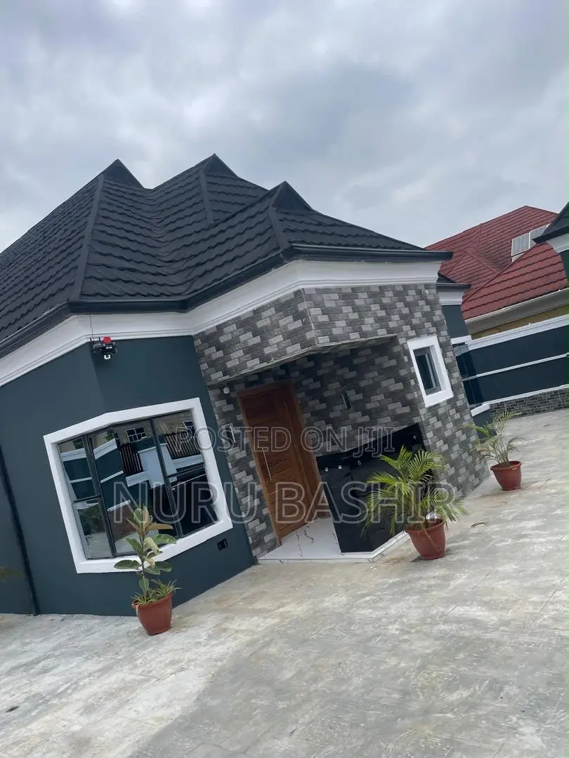 3bdrm Bungalow in Akuru Olusetan, Akala Express for sale