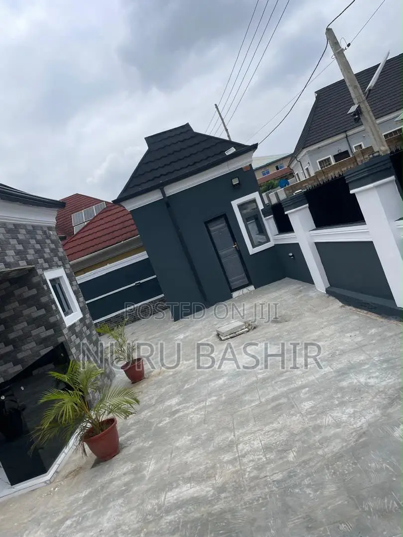 3bdrm Bungalow in Akuru Olusetan, Akala Express for sale