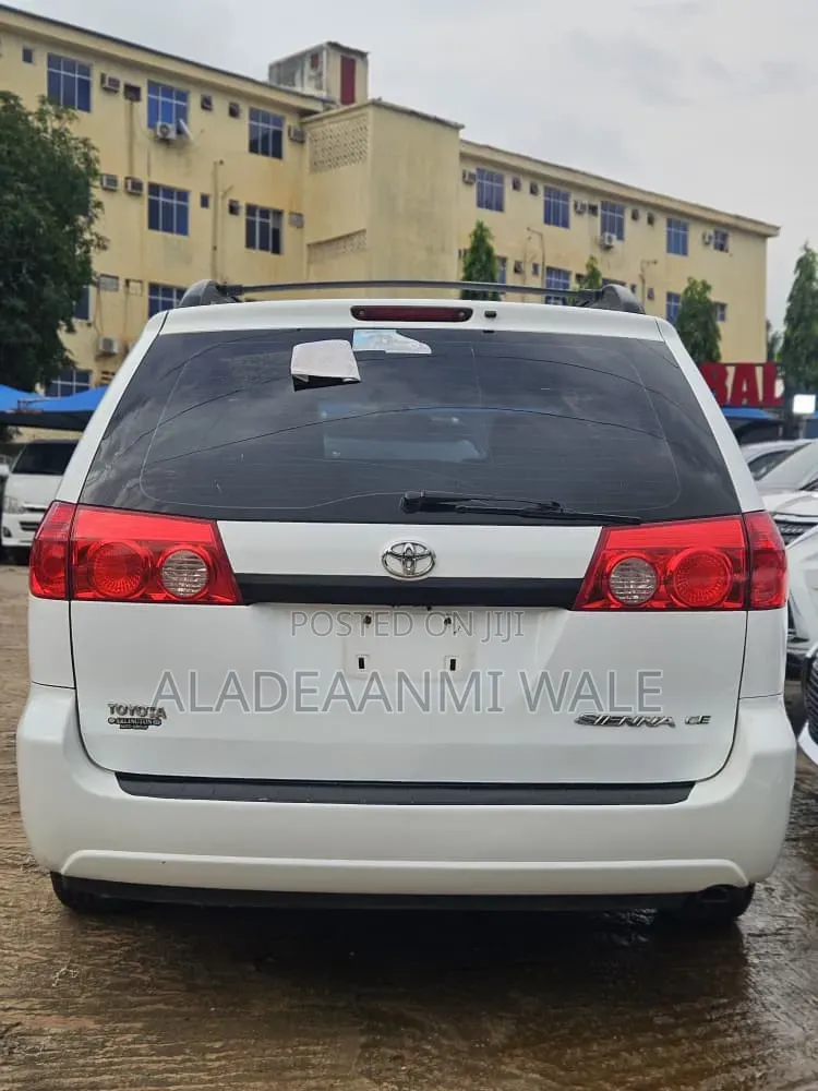 Toyota Sienta 2010 White