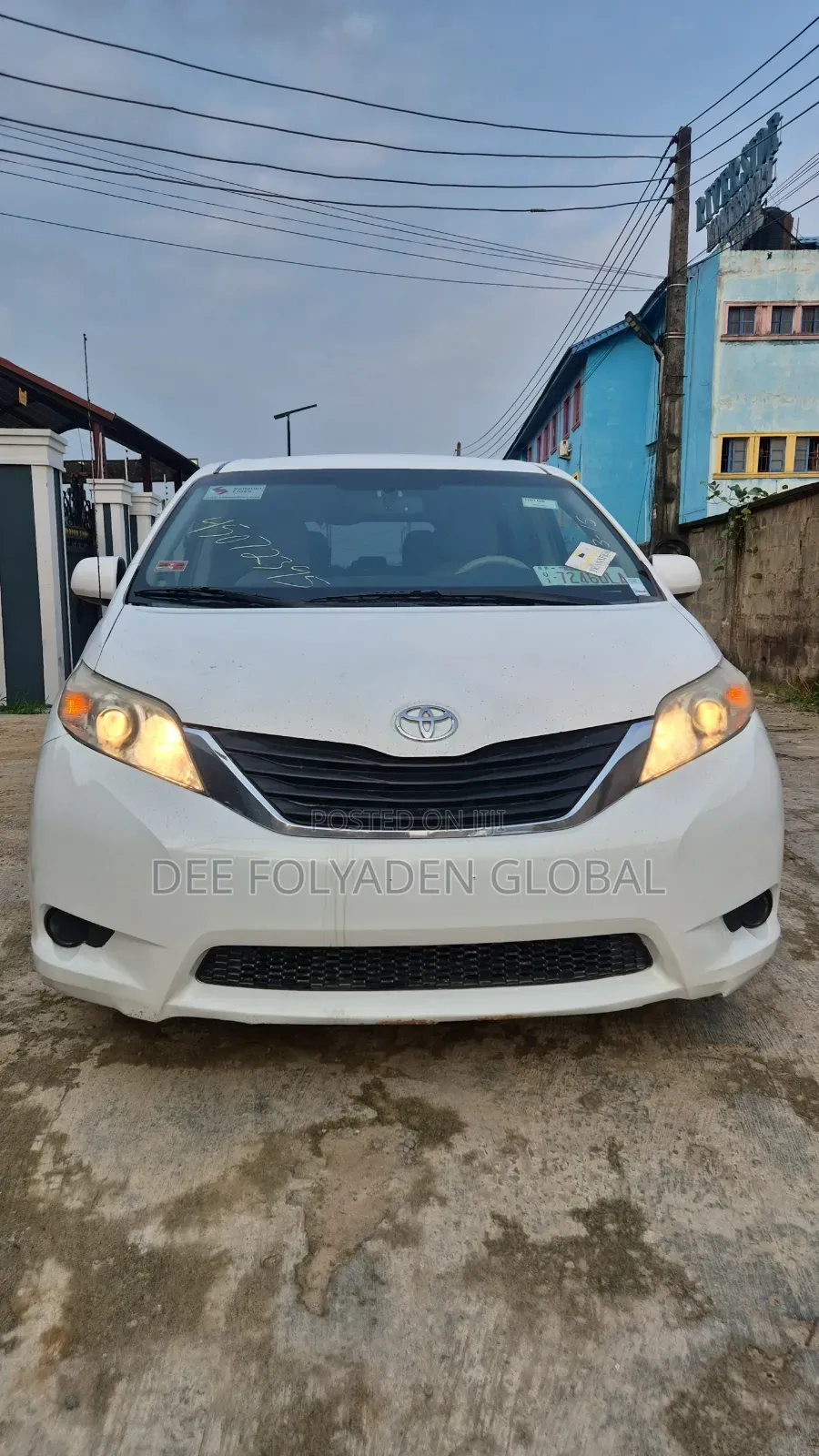 Toyota Sienna LE 8 Passenger 2011 White