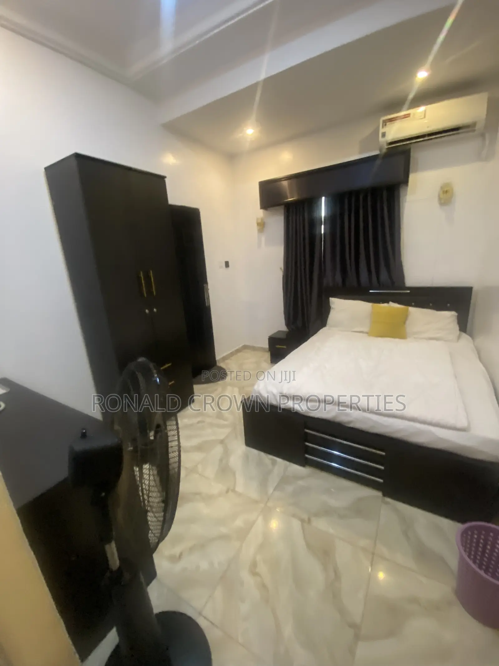 Lounge With 6 Rooms Hotel /Night Club at Ikotun, Restaurant