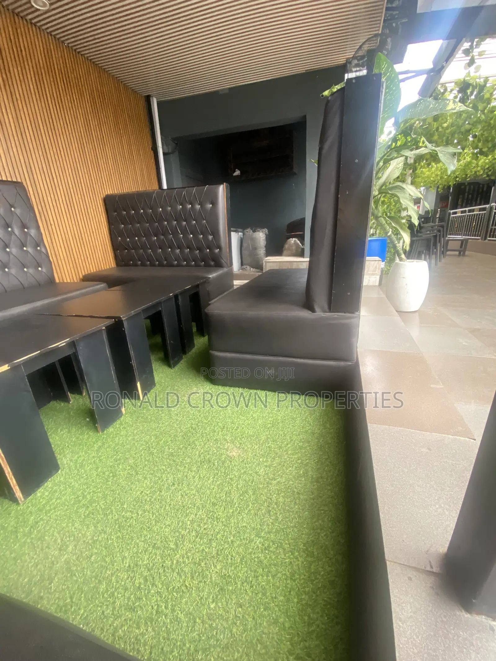 Lounge With 6 Rooms Hotel /Night Club at Ikotun, Restaurant