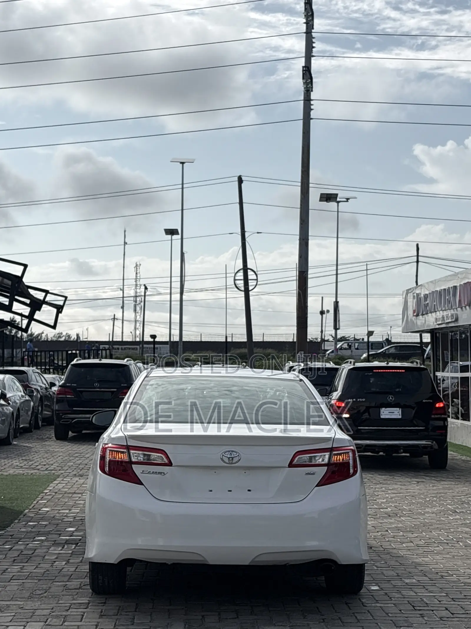 Toyota Camry LE 4dr Sedan (2.5L 4cyl 6A) 2012 White