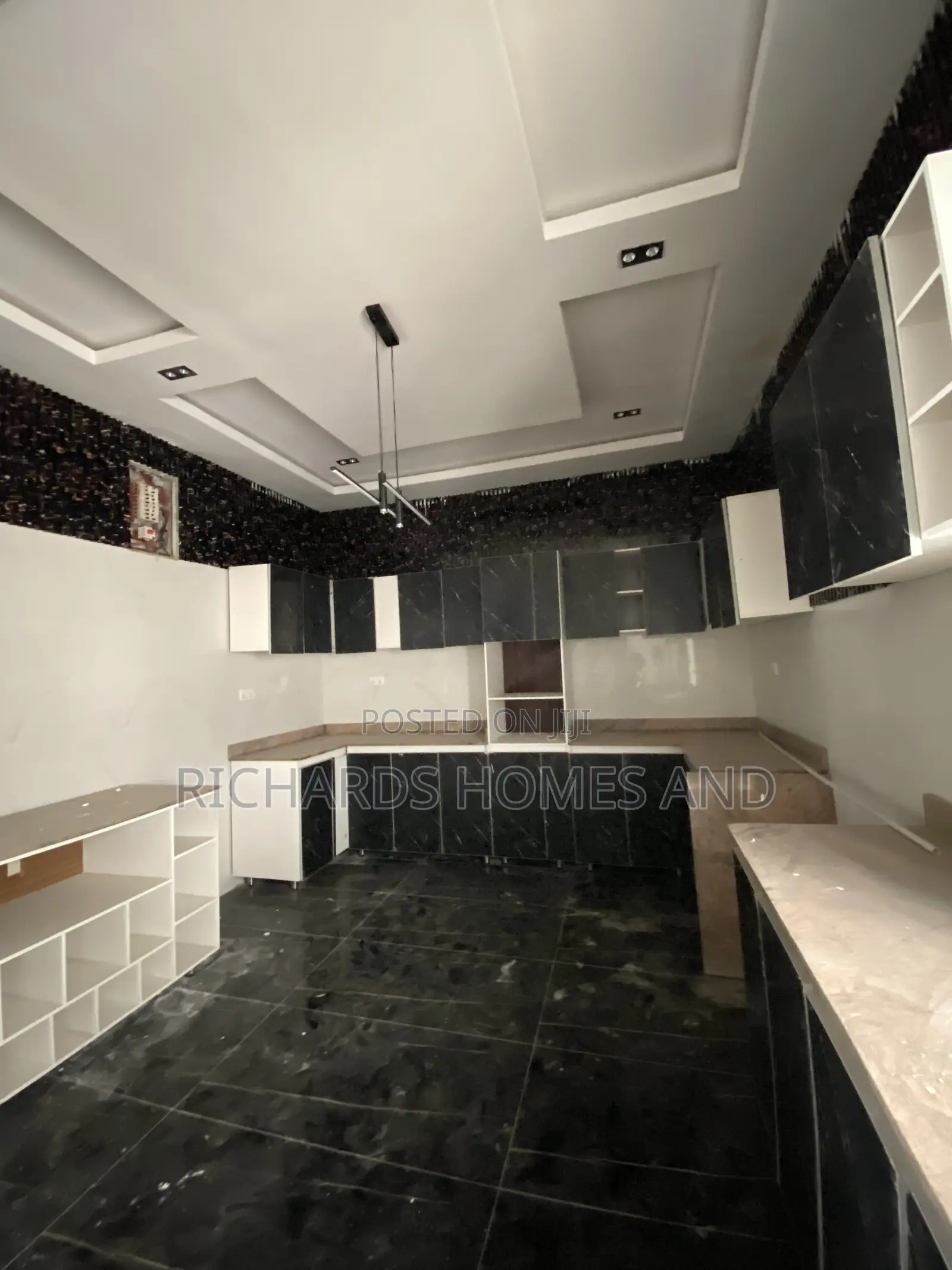 4bdrm Duplex in Chevron for sale