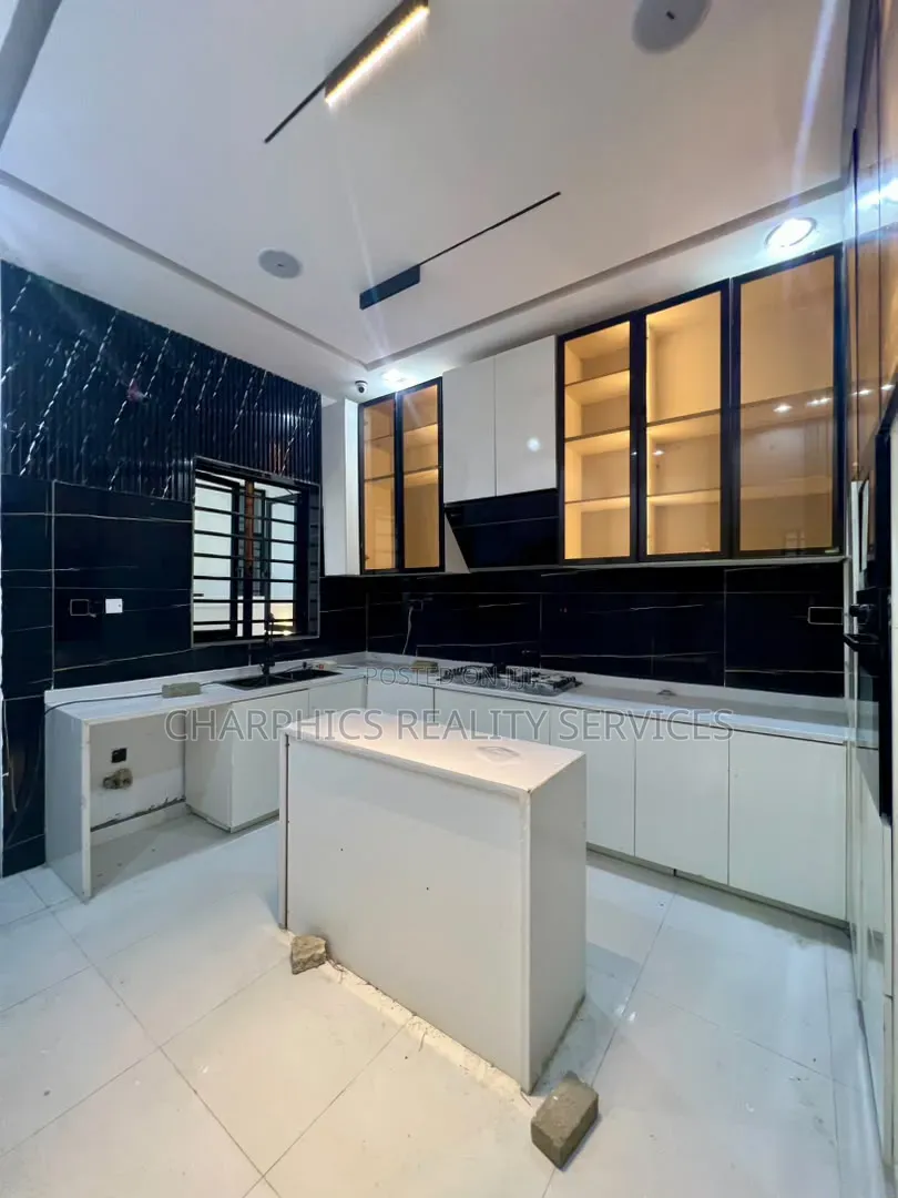 5bdrm Duplex in Lekki Phase 2 for sale