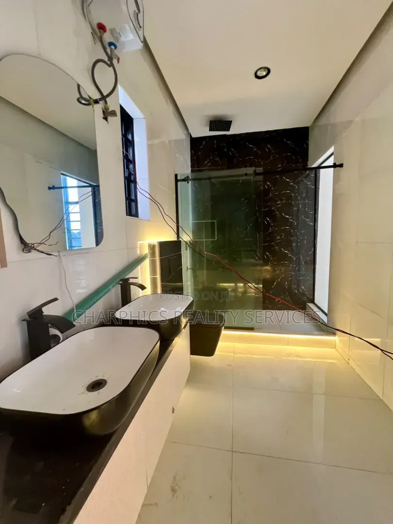 5bdrm Duplex in Lekki Phase 2 for sale